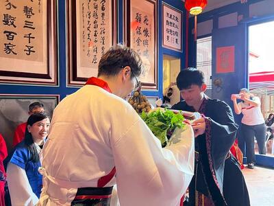 【熱訊新聞】朝陽科大保金系EMBA迎新 古禮拜師創新傳承圖片
