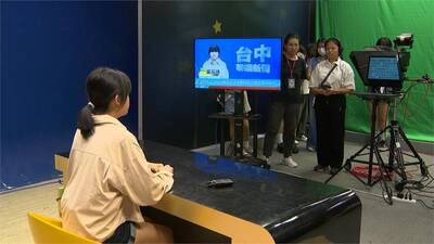 【Line Today】朝陽科大主播體驗營 高中生上主播台模擬播報圖片