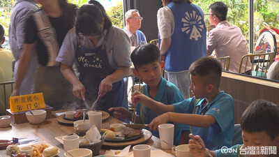 【南投新聞(影音)】企業攜手關懷  畢業餐會溫暖偏鄉學生(校友總會)圖片