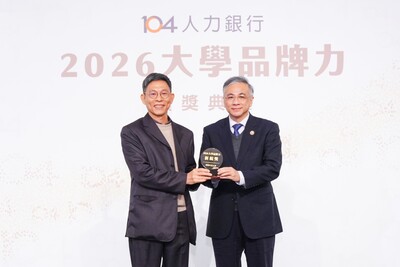 朝陽科大勇奪2026大學品牌力全台私立科大之冠，由校長鄭道明(右) 代表領獎。