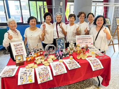 【中央社】 拼布義賣送暖花蓮災區 臺中市西區長青學苑打造樂齡學習新典範圖片