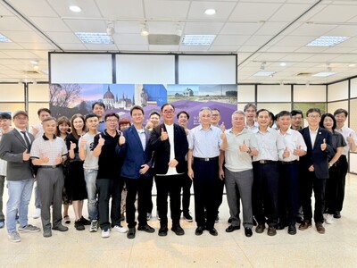 【創新聞】麗明營造吳春山返朝陽科大分享  攝影展暨音樂饗宴致力公益實踐圖片