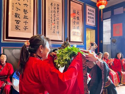 【中華新聞雲】朝陽科大保金系EMBA迎新 古禮拜師期望既創新又傳承圖片